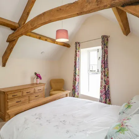 Golden Valley Barn Holiday home *